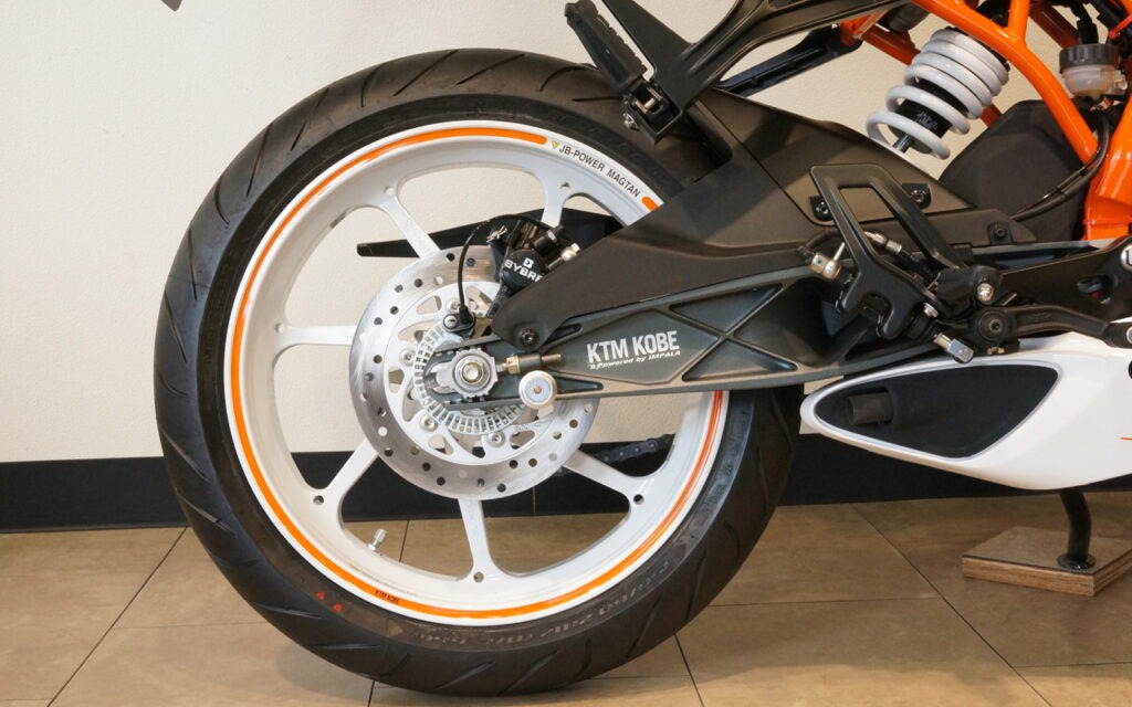 MAGTAN_JB4_リア_Rear_白_White_オレンジ_Orange_ストライプ_Stripe_1280px