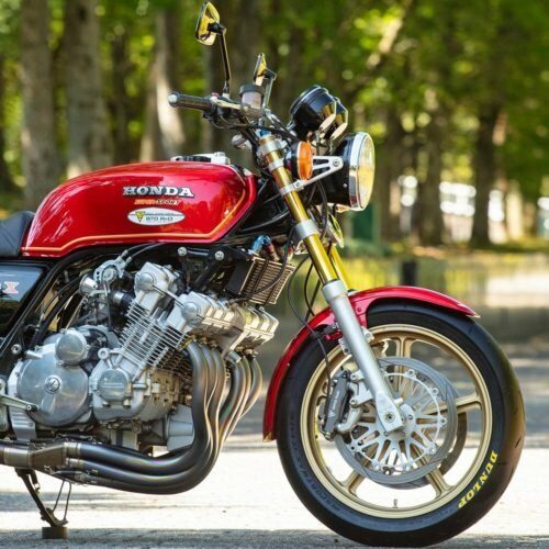 CBX1000_赤_Red_右_Right_公園_Park_フロント_Front_Zoom_1200px-500px